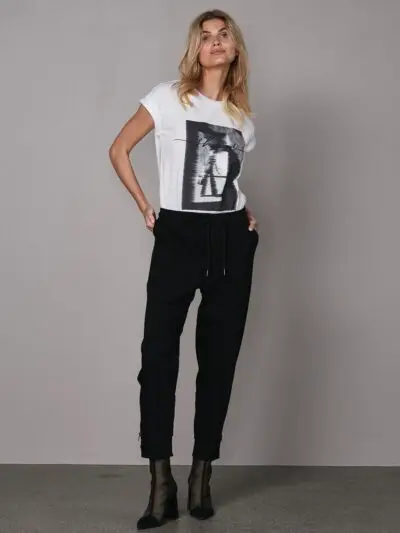 model med NÜ Tracy Trousers Black 41-15 sorte bukser med elastik og snøre i taljen