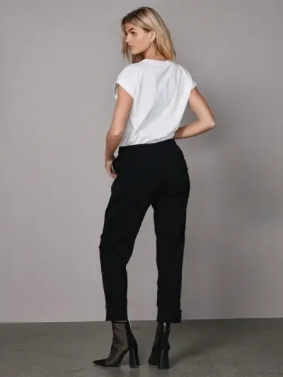 model bagfra med NÜ Tracy Trousers Black 41-15 sorte bukser med elastik og snøre i taljen