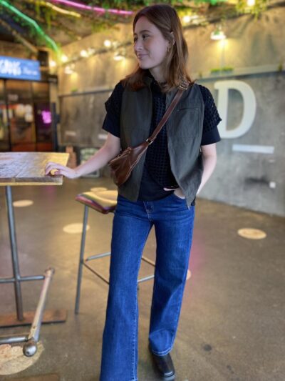 luna med grøn vest over sort t-shirt Humble JessieHbs vest Dark Army