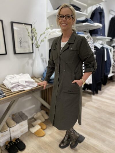 lene med armygrøn kjole Humble JessieHbs dress Dark army