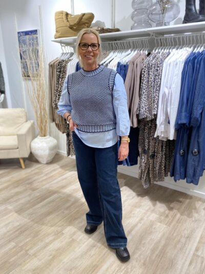 lene med blå vest MOSS Copenhagen MSCHPilla Vest Sky Cap