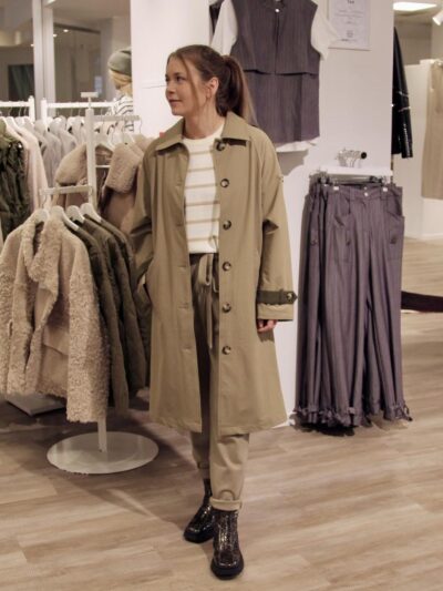 marie med beige trenchcoat Humble JulesHbs jacket Khaki combi