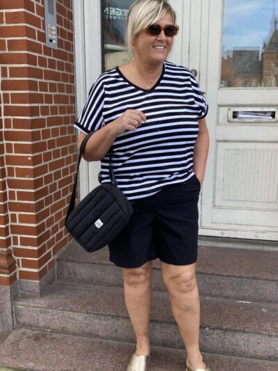 Janni med kortærmet stribet t-shirt og sorte shorts
