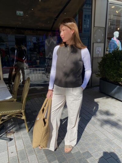 Marie i grøn vest fra Humle og beige bukser
