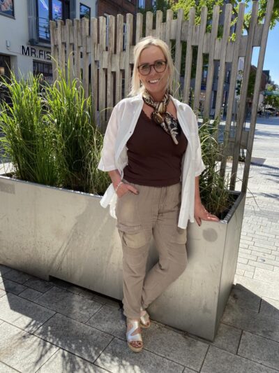 lene med brun top og brune bukser i lys nuance