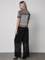 ryggen af model med kortærmet grå skjorte t-shirt med knappelukning og lommer. NÜ Yelena Shirt s/s Grey 8300-42
