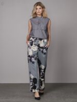 model med grå top med tynde hvide striber og højt hals. NÜ Yanna Top Grey 8309-46