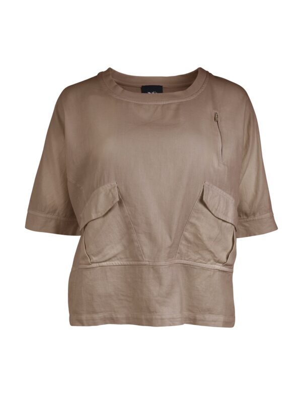 kortærmet brun t-shirt med rund hals og to udvendige lommer foran. NÜ Yui Blouse s/s Mud 8313-50