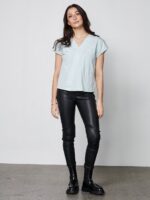 modle med kortærmet blå mintfarvet t-shirt med v-hals. NÜ Yelda Blouse BLUE MINT 8328-44