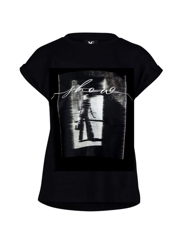 sort t-shirt med rund hals og print foran. NÜ Yanisa Tee PHOTO Black 8350-52