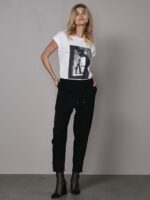 model med kortærmet hvid t-shirt med print foran og rund hals. NÜ Yanisa Tee PHOTO Creme 8350-52