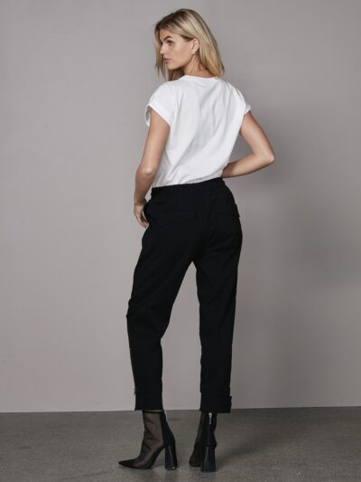 ryggen af model med kortærmet hvid t-shirt med print foran og rund hals. NÜ Yanisa Tee PHOTO Creme 8350-52
