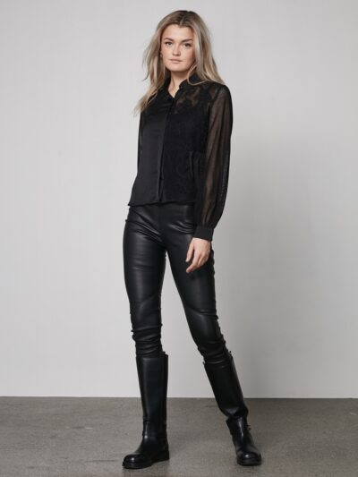 model med gennemsigtig sort bluse med blondedetaljer og lomme i den ene side. NÜ Yalda Shirt Black 8351-40