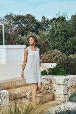 model med blå kjole uden ærmer med rund hals og knapper på ryggen. Freequent Simply Taupe w Off-white FQLAVA-DRESS