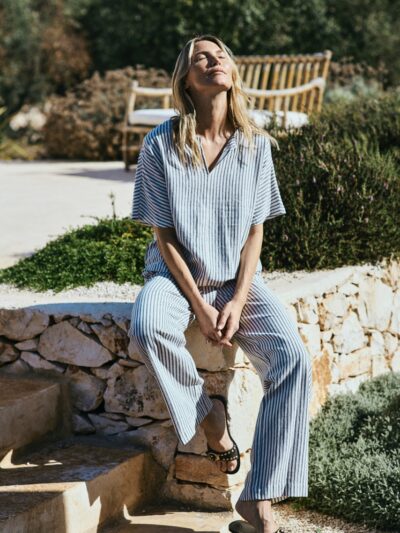 model med blå stribet t-shirt med korte ærmer Freequent Star Off-white w Navy Blazer FQLAVISCO-BLOUSE