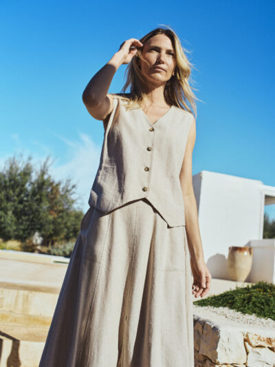 model med beige vest med v-hals og knappelukning foran Freequent Sand melange FQLAVA-WAISTCOAT