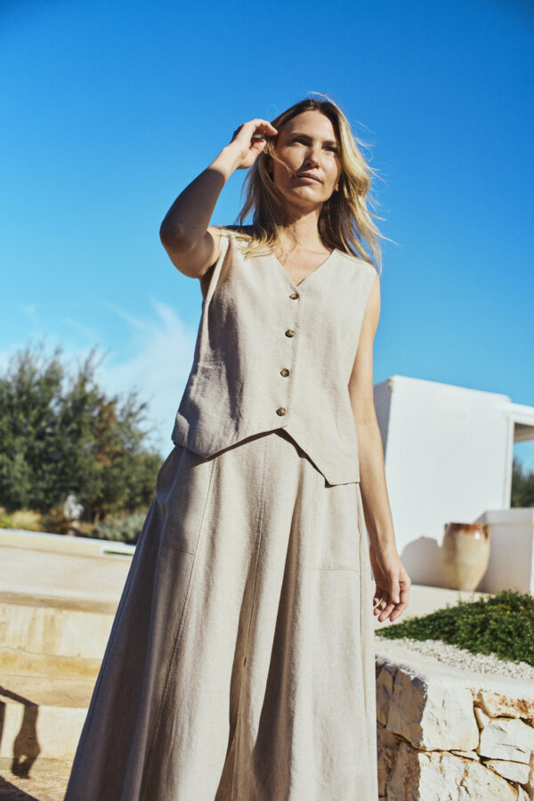 model med beige vest med v-hals og knappelukning foran Freequent Sand melange FQLAVA-WAISTCOAT