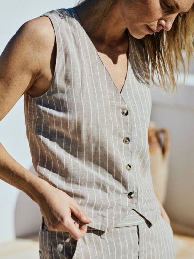 model med stribet beige vest med v-hals og knapper foran. Freequent Sand mel w. Star Off-white FQLAVEGA-WAISTCOAT