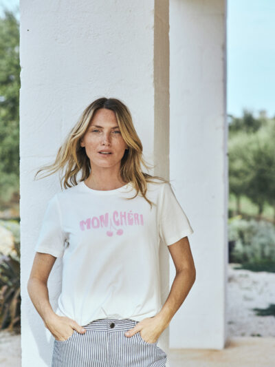 model med kortærmet hvid t-shirt med pink tekst på brystet. Freequent FQFENJAL-TEE Star off-white w. Fuchsia Pink