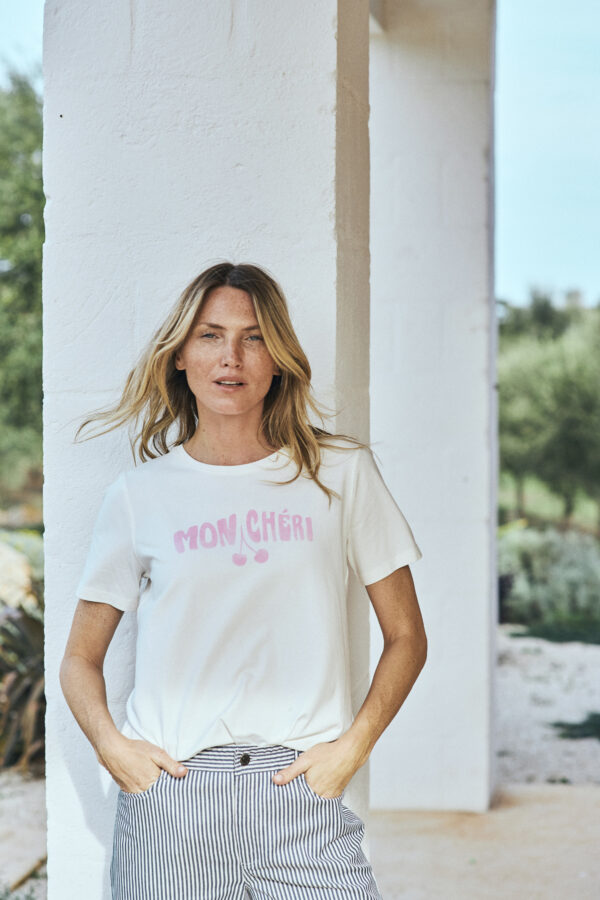 model med kortærmet hvid t-shirt med pink tekst på brystet. Freequent FQFENJAL-TEE Star off-white w. Fuchsia Pink
