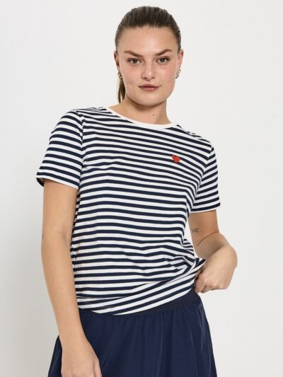 model med stribet t-shirt hvid navy blå og et lille rødt hjerte på brystet. Freequent Off-white Navy Blazer FQMIAN-TEE
