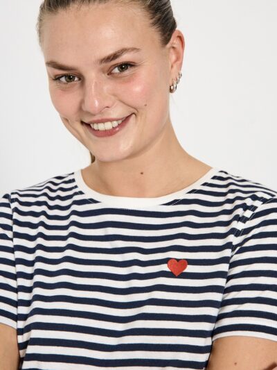 closeup af model med stribet t-shirt hvid navy blå og et lille rødt hjerte på brystet. Freequent Off-white Navy Blazer FQMIAN-TEE