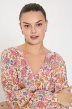 closeup af model med lyserød bluse med blomstermønster Freequent Star off-white w Fuchsia Pink FQCARIN-BLOUSE
