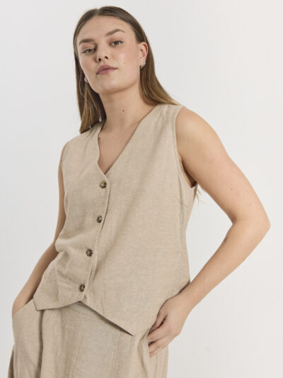 model med beige vest i hør. Freequent Sand melange FQLAVA-WAISTCOAT