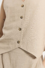 knapper på beige vest i hør. Freequent Sand melange FQLAVA-WAISTCOAT