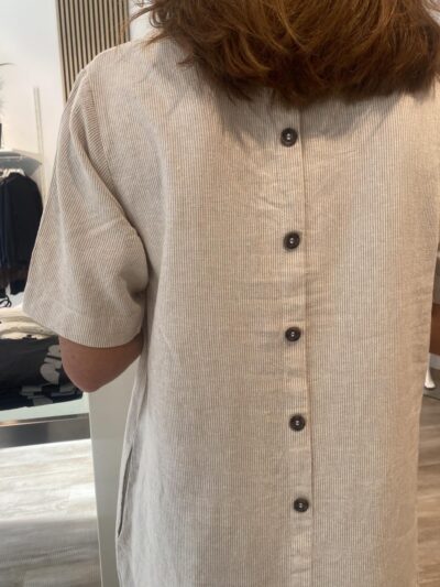 knappe spå ryggen af beige hørkjole me korte ærmer. Freequent Simply Taupe w Off-white FQLAVA-DRESS