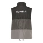 ryggen af grå vest i flere nuancer med HUMBLE logo i refleks på ryggen og foran. Vesten har en høj krave og lynlås foran. Humble JordanHbs vest Dark desert combi