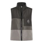 grå vest i flere nuancer med HUMBLE logo i refleks på ryggen og foran. Vesten har en høj krave og lynlås foran. Humble JordanHbs vest Dark desert combi