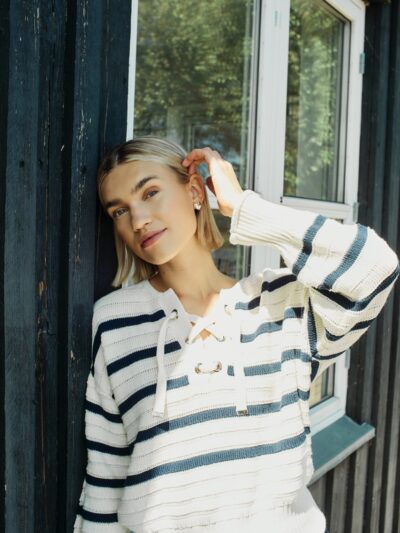 model med stribet strik i hvid/blå med brede ribkanter og snøre ved halsudskæringen. Freequent Star Off-white Navy Blazer FQSAIL-PULLOVER