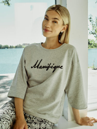 model med grå t-shirt med sænkede skuldre og sort tekst på brystet. Freequent Light Grey Black FQKASSY-PULLOVER