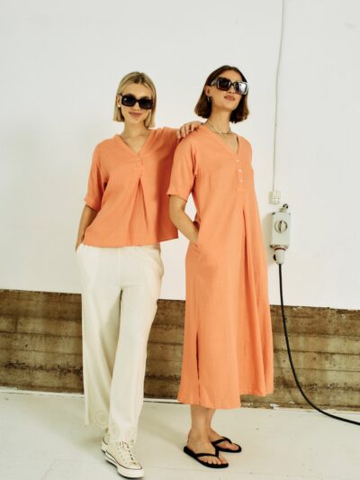 model med beige bukser med løs pasform og sidelommer. Freequent Moonbeam Melange FQLINUS-PANTS