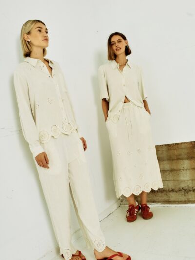 anden model beige bukser med løs pasform og sidelommer. Freequent Moonbeam Melange FQLINUS-PANTS