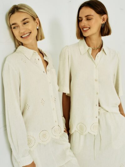 model med kortærmet beige skjorte bluse med broderi forneden Freequent Moonbeam Melange FQLINUS-BLOUSE