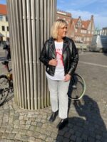 janni med sort læderjakke med knitterdetaljer. ONLY Carmakoma CARAUDREY Leather Black