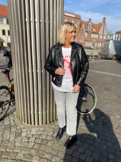 janni med sort læderjakke med knitterdetaljer. ONLY Carmakoma CARAUDREY Leather Black