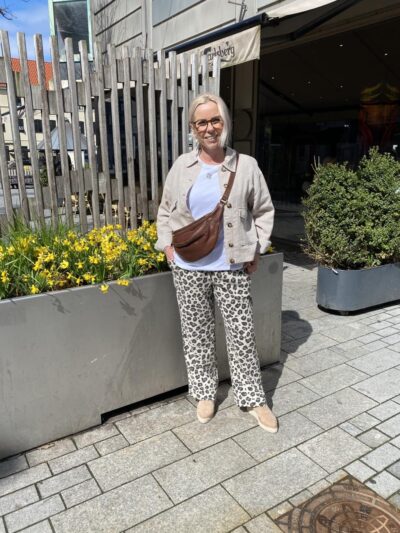 lene med beige kort jakke i hør og leopard hørbukser FQLAVISCO-PANTS
