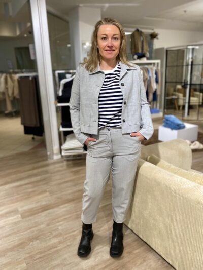 model med gå blazer fra moss copenhagen med lyse bukser og stribet t-shirt