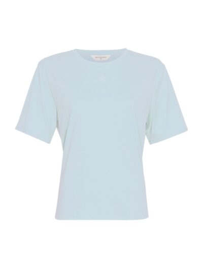 kortærmet lyseblå t-shirt med lille rund logo foran. MOSS Copenhagen MSCHMelea Icon Tee | Skiway/Skywriti