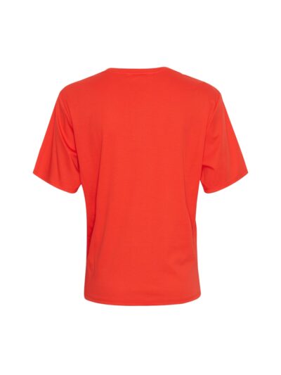 ryggen af kortærmet rød t-shirt med lille rundt logo foran. MSCHMelea Icon Tee F scar