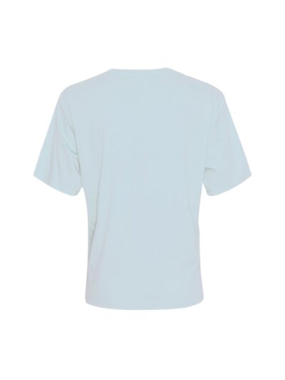 ryggen af kortærmet lyseblå t-shirt med lille rund logo foran. MOSS Copenhagen MSCHMelea Icon Tee | Skiway/Skywriti