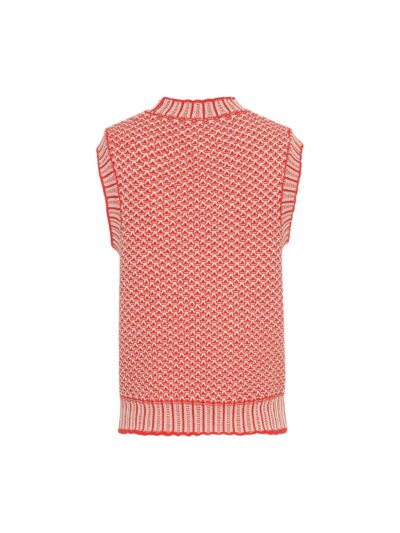 ryggen af strikket vest med brede rib-kanter og mønster i rød og beige. MOSS Copenhagen MSCHPilla Vest F Scar Oatmeal