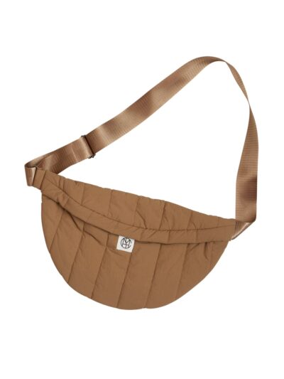 brun bæltetaske med lille logo foran og lynlås til et stort rum. MOSS Copenhagen MSCHSasja Icon Bumbag Ermine