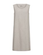 foran på beige kjole uden ærmer med rund hals og knappelukning på ryggen. Freequent Simply Taupe w Off-white FQLAVA-DRESS