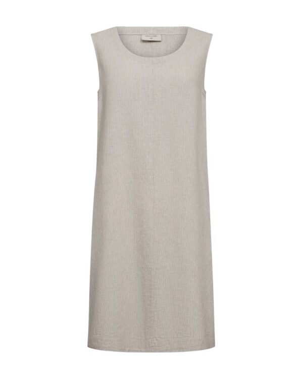 foran på beige kjole uden ærmer med rund hals og knappelukning på ryggen. Freequent Simply Taupe w Off-white FQLAVA-DRESS