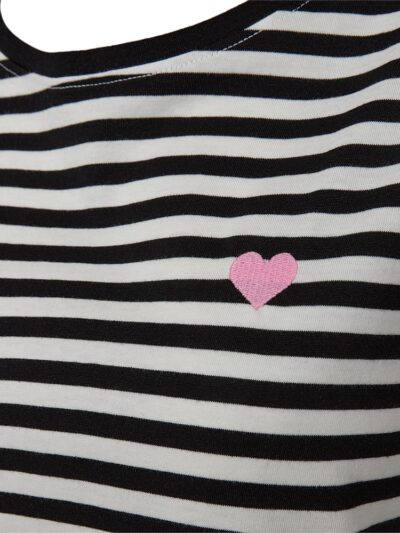 closeup af hjerte på brystet af kortærmet stribet t-shirt sort hvid. Freequent Black Off-white FQMIAN-TEE