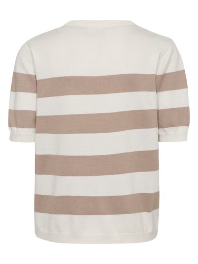 ryggen af finstrikket hvid t-shirt med brede beige striber. Freequent Off-white Simply Taupe FQPIXIE-PULLOVER